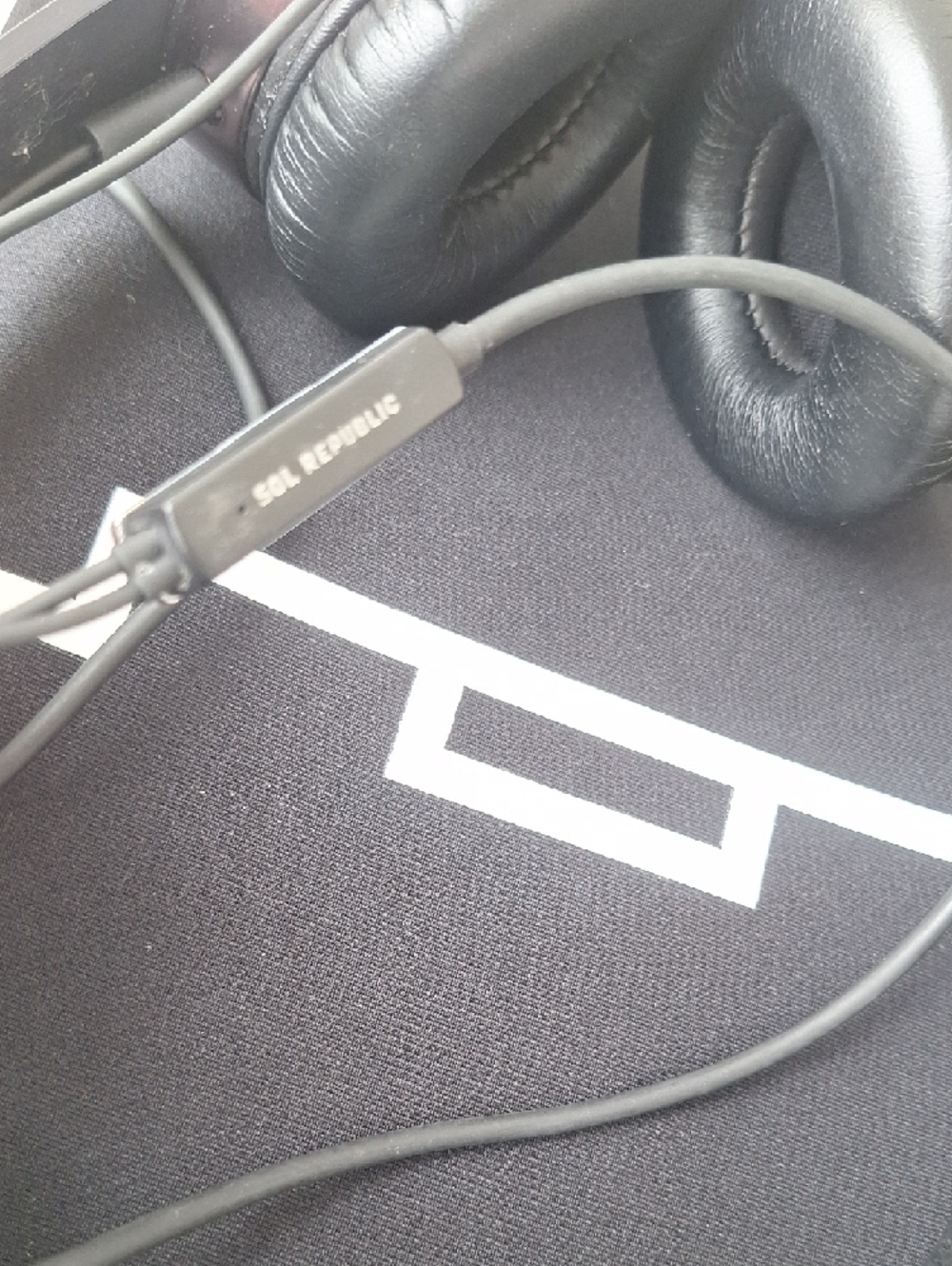 Sol Republic Tracks HD On-Ear Headphones With Case Black with Rose Gold Accents - Picture 7 of 10